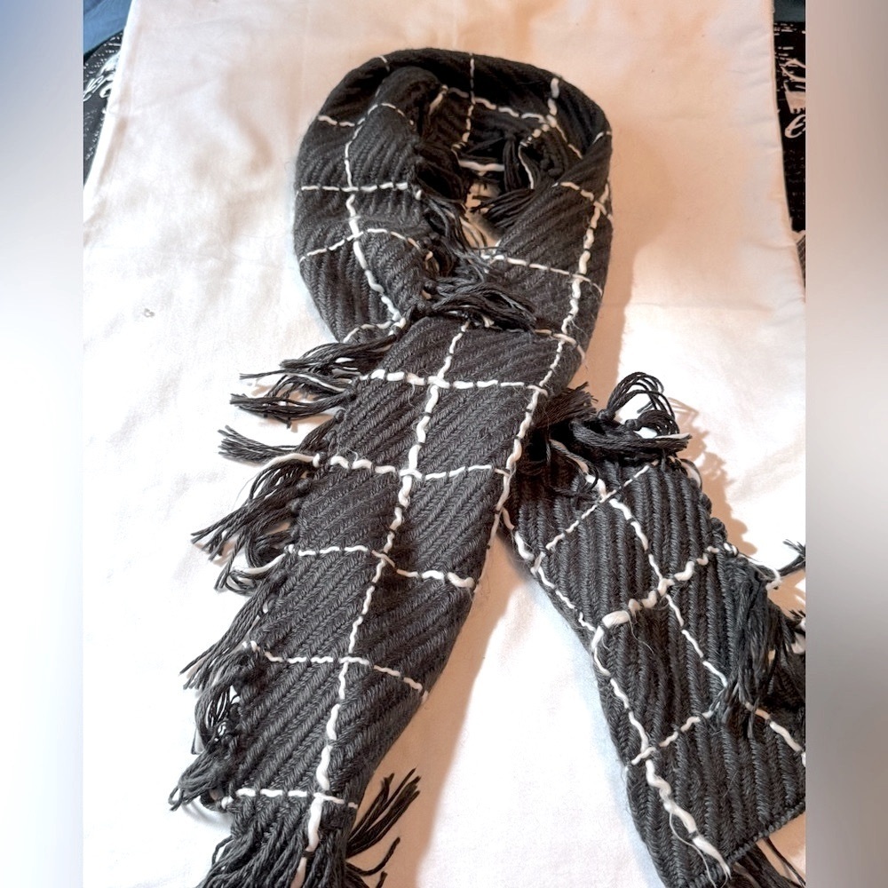 ❄️ Elevate Your Winter Wardrobe – Vintage Jacob & Co Plaid Fringe Scarf ❄️